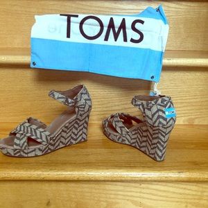 TOMS WEDGES